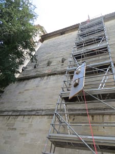 Pose des vitraux restaurés à Nptre Dame du Pommier - Beaucaire